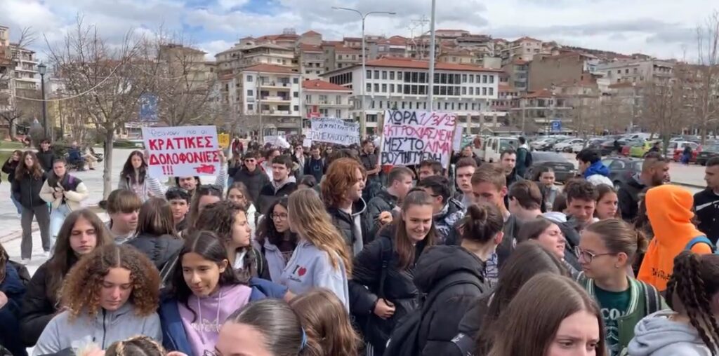 Μεγάλη πορεία διαμαρτυρίας στους δρόμους της Καστοριάς – Πολίτες, μαθητές, φοιτητές, φορείς όλοι μαζί
