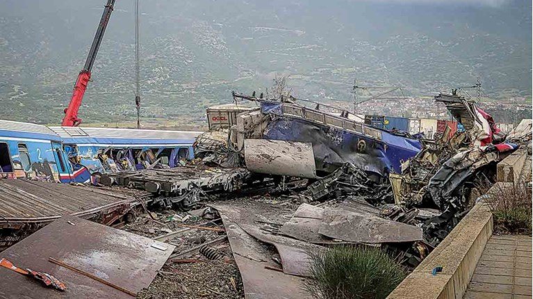 Τέμπη: Ο “γολγοθάς” μιας μητέρας που έχασε την κόρη της, όταν προσπάθησε να καλέσει τη γραμμή ψυχολογικής υποστήριξης