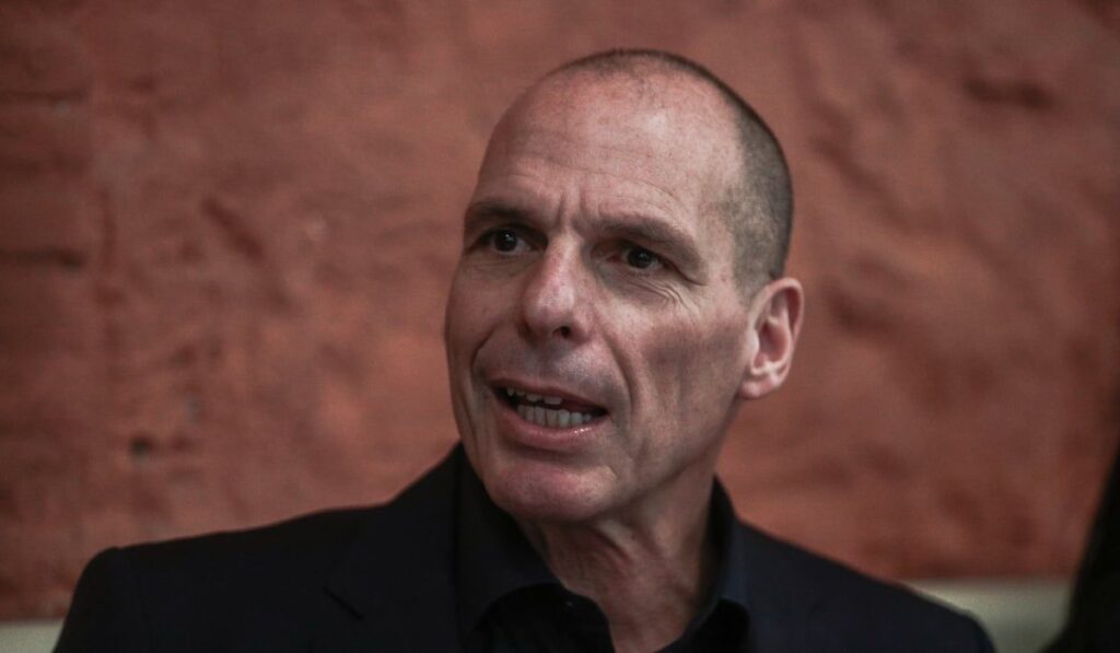 Ξυλοκόπησαν τον Βαρουφάκη στα Εξάρχεια, έξω από εστιατόριο