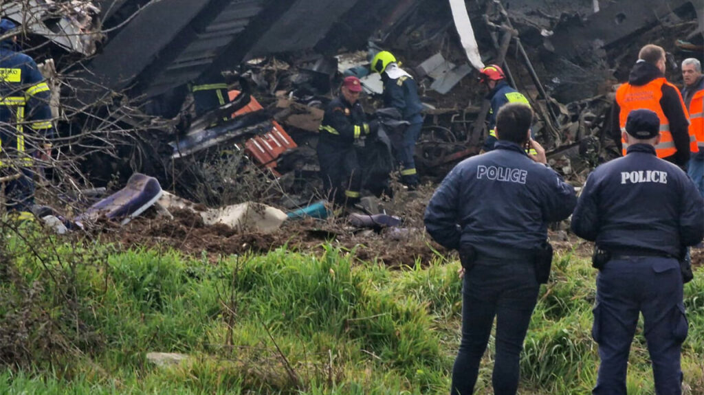 Σύγκρουση τρένων: Ανασύρουν ανθρώπινα μέλη από τα συντρίμμια – Δείτε βίντεο