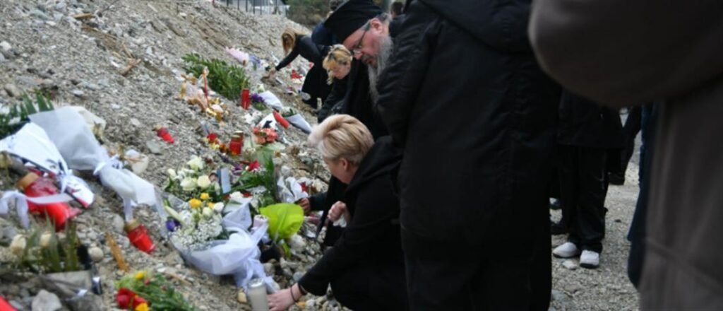 Τέμπη: Θρήνος στο μνημόσυνο για τα θύματα του σιδηροδρομικού δυστυχήματος (βίντεο)