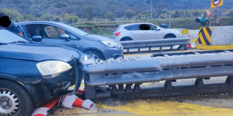 Τροχαίο ατύχημα στα διόδια Πολυμύλου – ΙΧ “καρφώθηκε” στη μπάρα