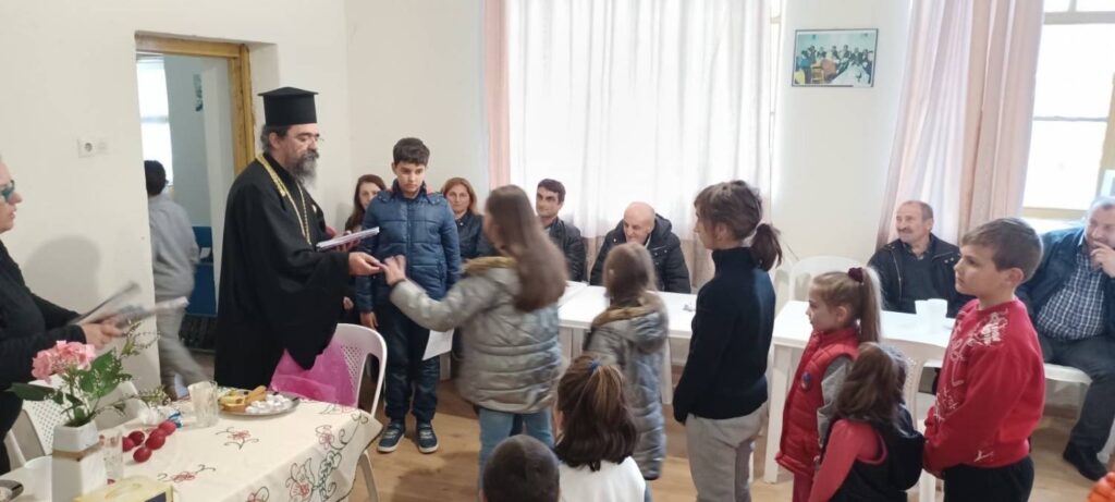Ο  Μητροπολίτης Καστορίας με τα παιδιά και τους κατοίκους του Μελά
