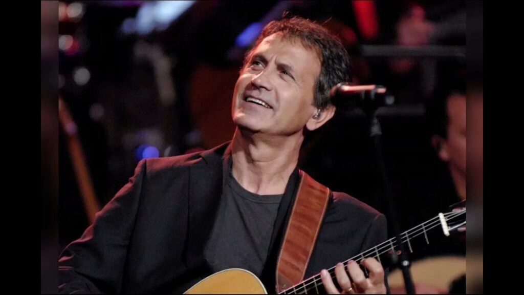 Ο Γιώργος Νταλάρας ψάλλει το «Χριστός Ανέστη» σε μία μοναδική μουσική εκτέλεση