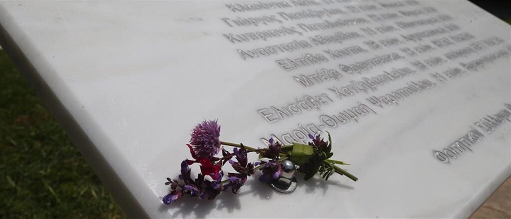 ΑΠΘ: Μνημείο για τους φοιτητές που σκοτώθηκαν  στα Τέμπη (εικόνες)