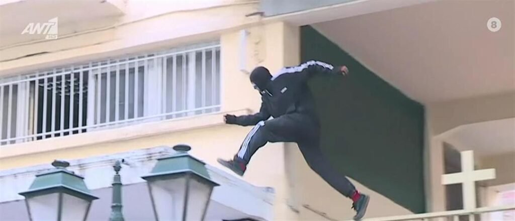 Θεσσαλονίκη: Κουκουλοφόροι εγκλωβισμένοι σε ταράτσα μετά από φωτιά σε κατάστημα (βίντεο)