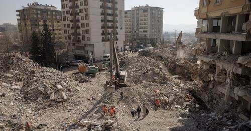 «Θα χάσουμε μια γενιά»: Η τοξική σκόνη των σεισμών της Τουρκίας