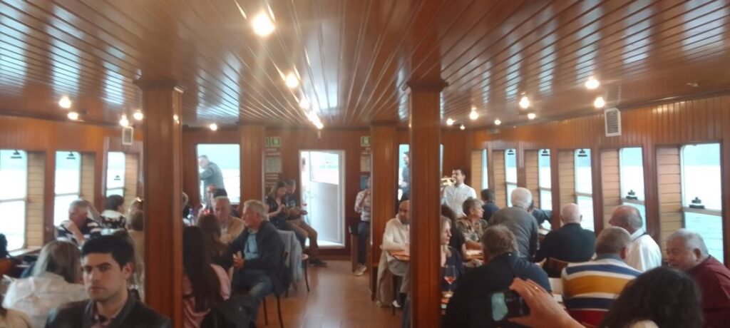 Πάρτι εν πλω στο καραβάκι από το Κτήμα Στεργίου (φωτο – βίντεο