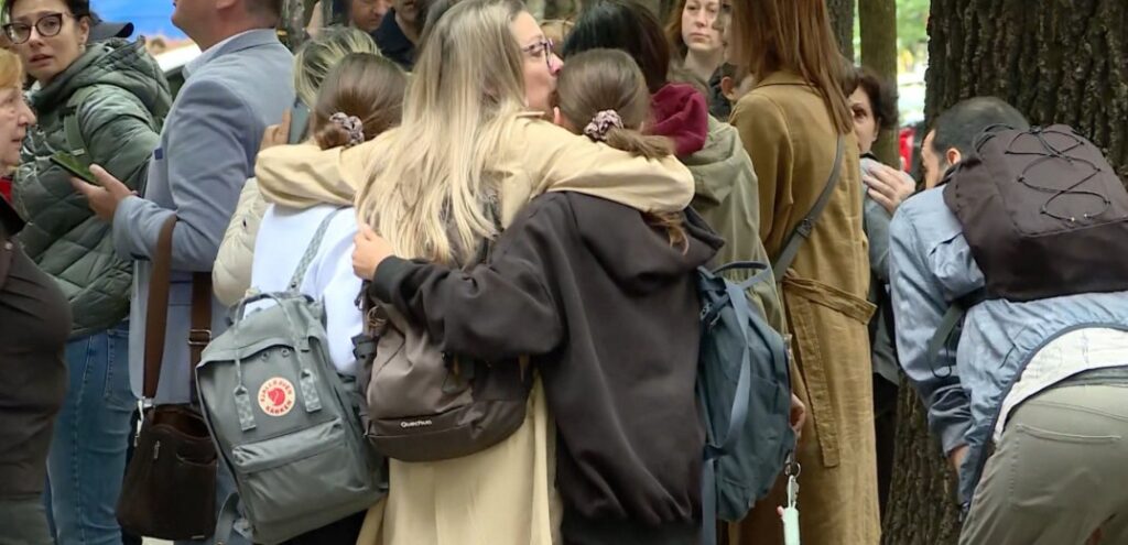 Σερβία: Ατελείωτος θρήνος έξω από το σχολείο – Συγκλονισμένη η κοινή γνώμη