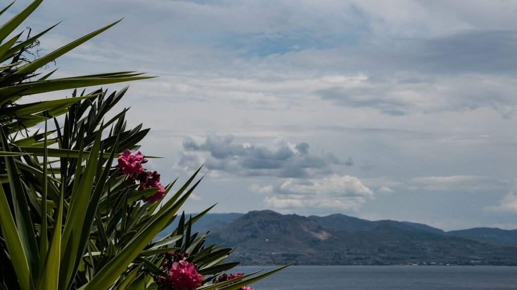 Καιρός: Πρωτομαγιά με συννεφιά και τοπικές καταιγίδες – Η πρόγνωση για όλη την εβδομάδα