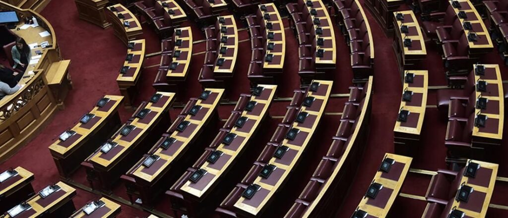 «Καραμπόλες» στην κατανομή εδρών – Ποιος κερδίζει και ποιος χάνει