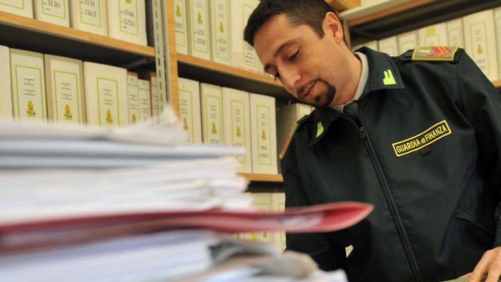 Συνελήφθη στην Αθήνα ο σύζυγος της CEO του ΔΕΣΦΑ – Κατηγορείται για απάτη εκατομμυρίων ευρώ στην Ιταλία