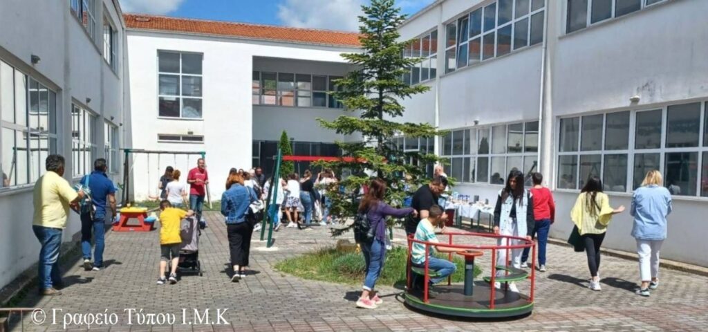 Ενορίες της Ι. Μητροπόλεως δώρισαν Παιδική Χαρά στο Ειδικό Δημοτικό και Νηπιαγωγείο Καστοριάς