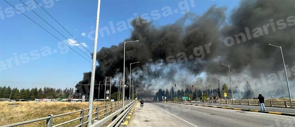 Λάρισα: Φωτιά στον κόμβο Πλατυκάμπου – Καίγονται λεωφορεία (εικόνες)