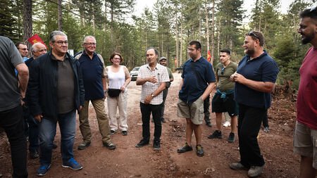 Ο Δ. Κουτσούμπας στο υπαίθριο μουσείο του νοσοκομείου του ΔΣΕ στον Γράμμο (ΦΩΤΟ)