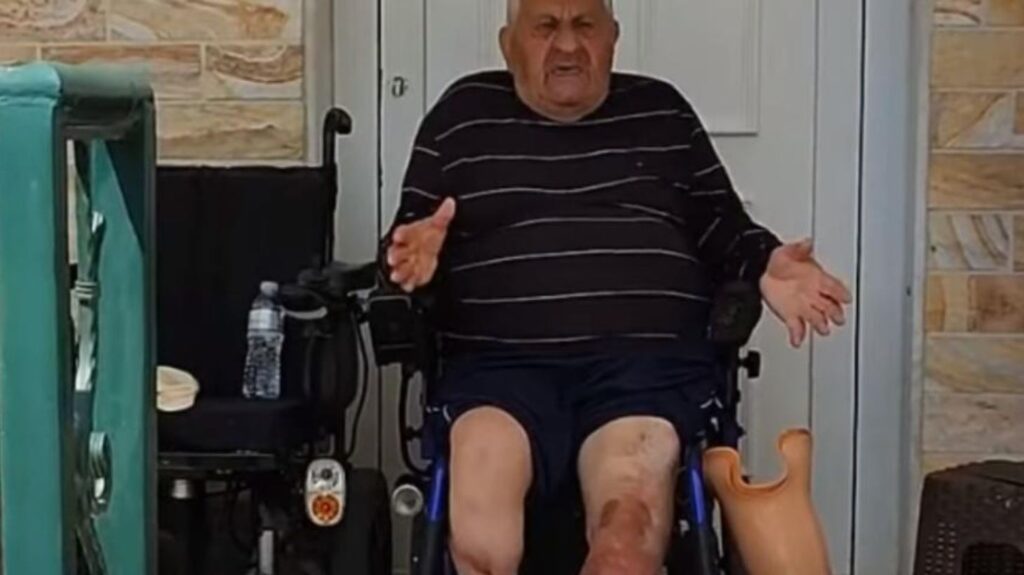 Χαλκιδική: Πέταξαν ξανά έξω από το σπίτι του τον 81χρονο – «Έσπασαν το αναπηρικό μου καρότσι»