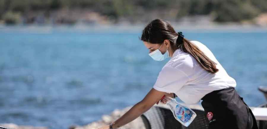 Ο αθέατος κόσμος του τουρισμού: Καταγγελίες για δουλειά… ήλιο με ήλιο, εργασία μέχρι λιποθυμίας – Σοβαρές καταγγελίες