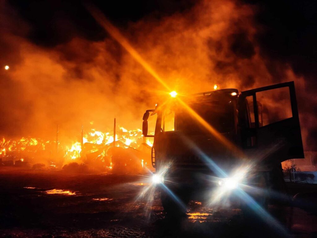 Καστοριά: Ολοσχερής καταστροφή σε κτηνοτροφική μονάδα της Μεσοποταμίας από πυρκαγιά (φώτο – βίντεο)