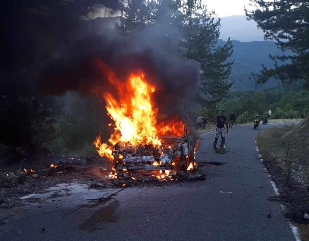 Γρεβενά: Αυτοκίνητο τυλίχθηκε στις φλόγες και κάηκε ολοσχερώς στο 2ο χιλιόμετρο Σπηλαίου Πορτίτσας (Φωτογραφία& Βίντεο}