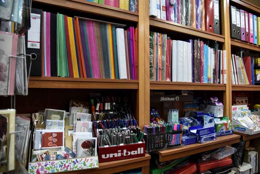 Νέα απόφαση «βάζει» πλαφόν σε γόμες, τσάντες και τετράδια, πότε έρχεται το νέο καλάθι νοικοκυριού