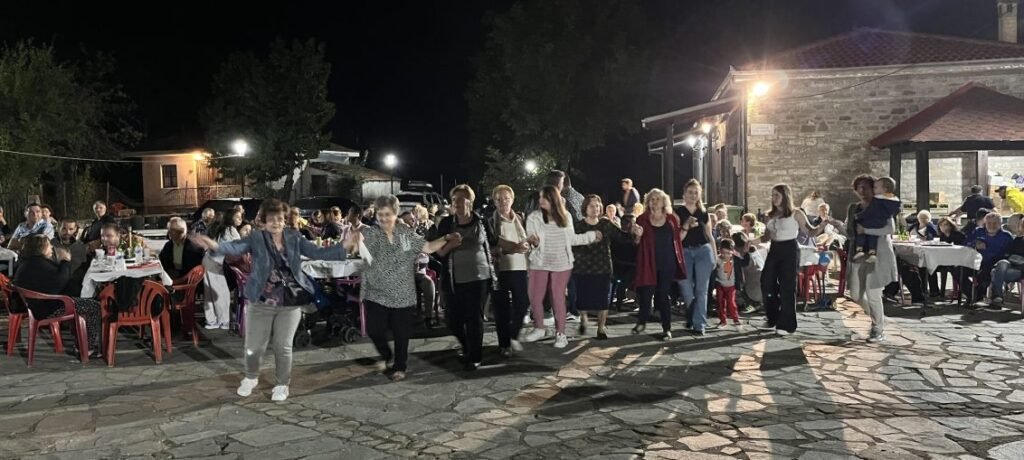 Με εκκλησιασμό και χορό το  Αντάμωμα των Ζουζουλιωτών (φωτογραφίες )