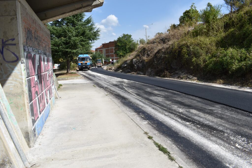 Καστοριά: Ασφαλτόστρωση μπροστά από το γήπεδο (φωτο)