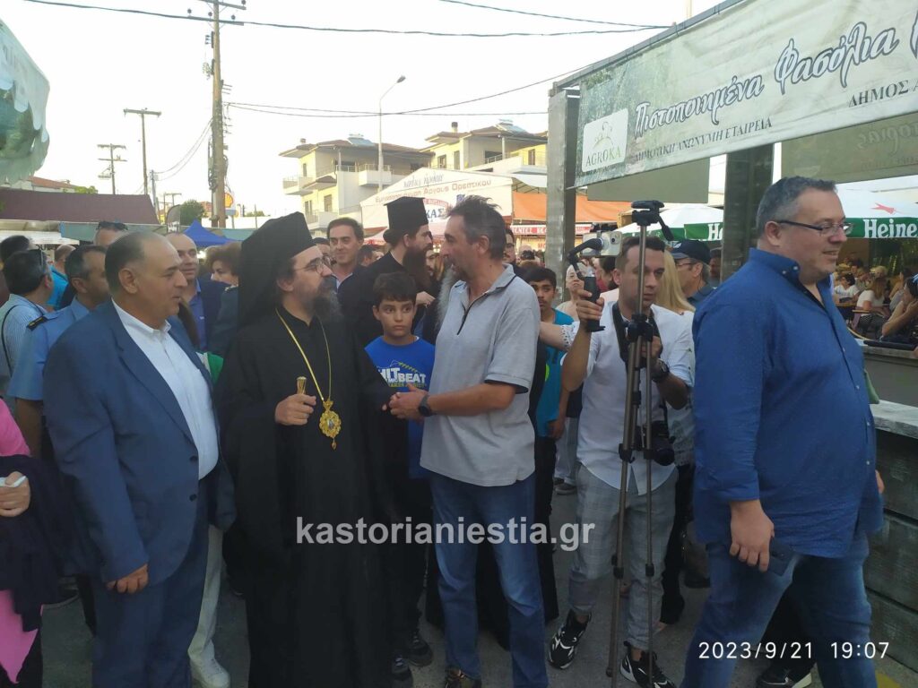 Η βόλτα του Μητροπολίτη Καστοριάς κ. Καλλίνικου στο πανηγύρι του Άργους Ορεστικού (φώτο- βίντεο)