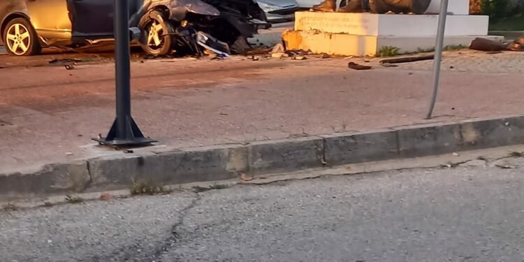 Σοκαριστικό δυστύχημα με δυο νεκρούς στη Φλώρινα-25χρονος έκλεψε ΙΧ γιατρού και το έριξε σε άγαλμα