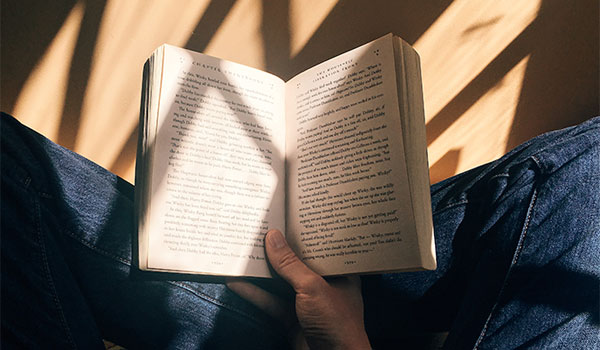 Tips για να καθαρίσετε τη βιβλιοθήκη σας