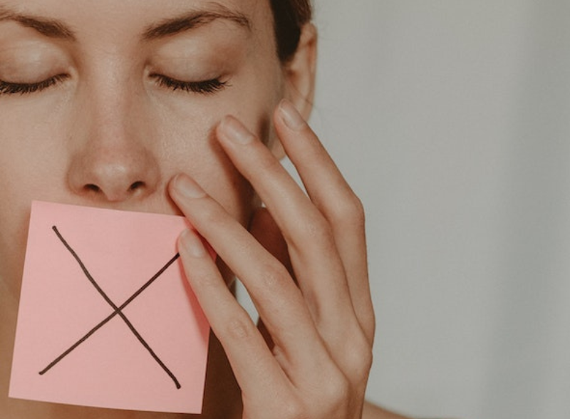 Μυρίζει σκόρδο η ανάσα σου; Μια είναι η τροφή που θα σου δώσει αμέσως τη λύση