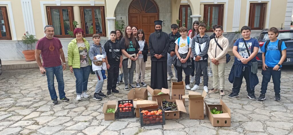 Το Γυμνάσιο Οινόης στηρίζει την Τράπεζα Αγάπης της Μητρόπολης με δωρεά λαχανικών από το θερμοκήπιο του