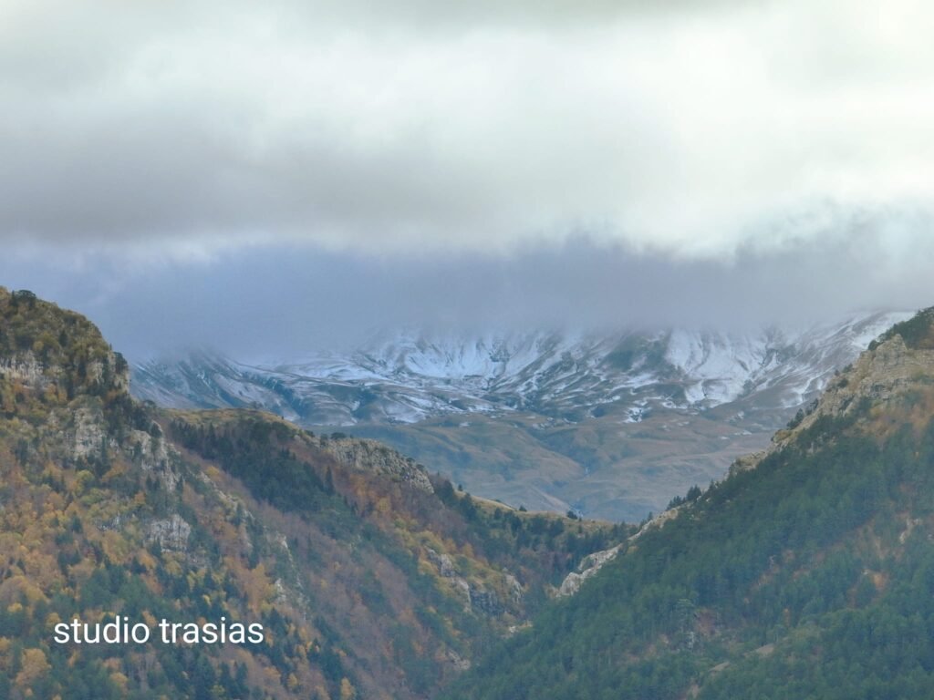 Ήρθαν τα πρώτα χιόνια – Στα λευκά ο Γράμμος (φώτο – βίντεο)