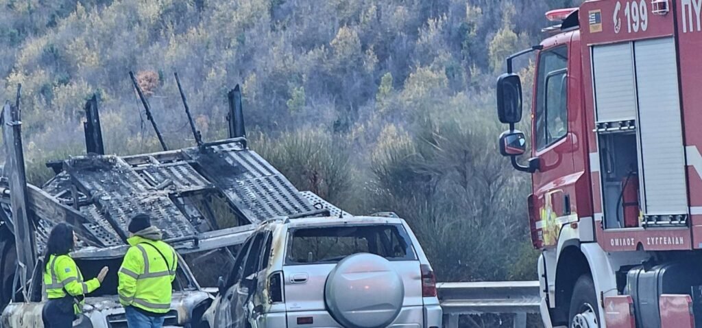 Εγνατία Οδός: Φωτιά σε νταλίκα, που μετέφερε αυτοκίνητα, στο ρεύμα από Κοζάνη προς Βέροια (Φωτογραφίες & Βίντεο)