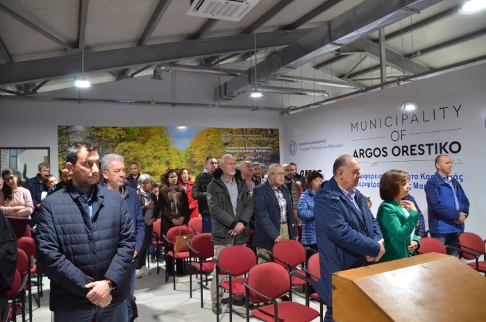 Με οδηγό τα παιδιά και την Ιστορία μας εγκαινιάστηκε η διπλή έκθεση «ΦΥΛΛΟ ΦΙΛΟ» και «Ανακαλύπτοντας τα Μαρτυρικά χωριά»  Την ευκαιρία να θαυμάσουν τις δημιουργίες των μαθητών των σχολείων αλλά και την ξεχωριστή έκθεση για τα Μαρτυρικά χωριά του Δήμου Άργους Ορεστικού, είχαν όσοι παραβρέθηκαν στα εγκαίνια της διπλής Έκθεσης «ΦΥΛΛΟ ΦΙΛΟ» και «Ανακαλύπτοντας τα Μαρτυρικά χωριά», που άνοιξε χθες το απόγευμα τις πύλες της και θα διαρκέσει τουλάχιστον έως τις 30 Νοεμβρίου. Τον αγιασμό της διπλής έκθεσης πραγματοποίησε ο Σεβασμιώτατος Μητροπολίτης Καστοριάς κ. Καλλίνικος, ο οποίος προηγουμένως περιηγήθηκε στους χώρους του Κτιρίου Διοίκησης του Rally Greece Offroad. Παράλληλα, πολύς ήταν και ο κόσμος που παραβρέθηκε στα εγκαίνια και είχε την ευκαιρία, τόσο να έρθει σε επαφή με τα εκθέματα και τα ιστορικά ντοκουμέντα της έκθεσης για τα Μαρτυρικά χωριά, όσο και να θαυμάσει τη φαντασία και τη δημιουργικότητα των παιδιών του Δήμου μας. Η έκθεση θα διαρκέσει έως και τις 30 Νοεμβρίου και θα είναι επισκέψιμη για το γενικό κοινό κάθε Τετάρτη από 18:30 – 20:00 και για τα σχολεία του Δήμου και του Νομού από 9:30-13:00 κατόπιν ραντεβού.