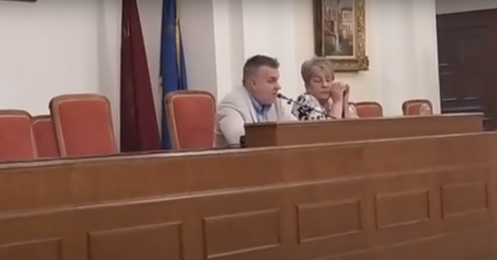 Δημοτικό Συμβούλιο  Καστοριάς: Ο «Ιανός» και οι δύο όψεις της «Μακεδνός»!