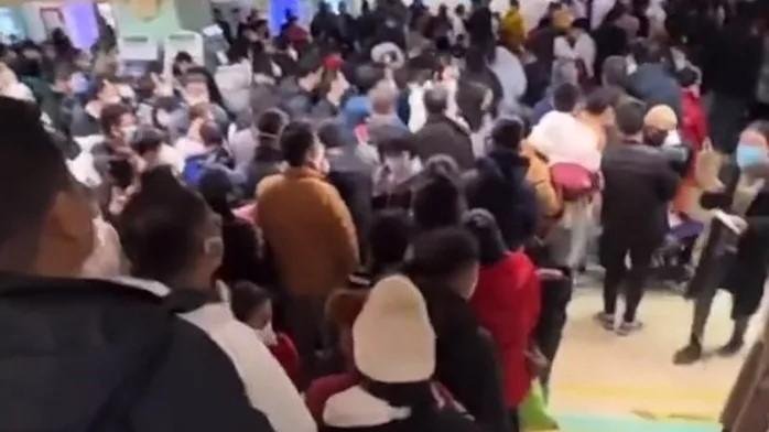 Ουρές στα νοσοκομεία του Πεκίνου για μυστηριώδη πνευμονία σε παιδιά, μεγαλώνει η ανησυχία για νέα πανδημία