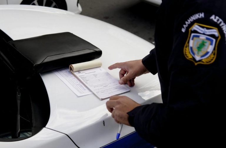 Τέλος το διπλοπαρκάρισμα – Έρχονται πρόστιμα και αφαίρεση διπλώματος