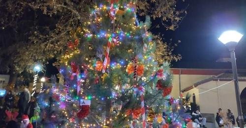 Με πλήθος κόσμου το άναμμα του Χριστουγενιάτικου δέντρου στην Κορησό