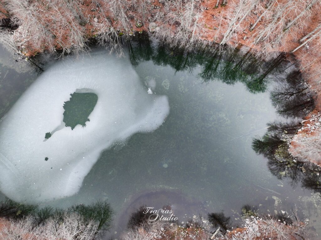 Εικόνες από την λίμνη Μουτσάλια στις Αρρένες  του Γράμμου