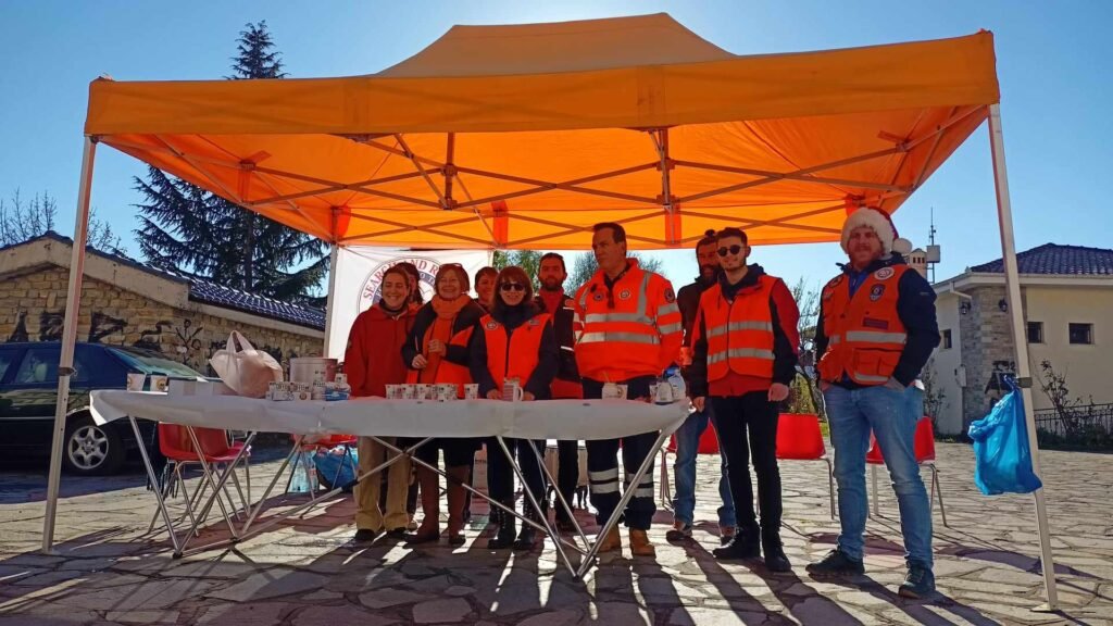 Τσάι και ευχές πρόσφερε το ΕΤΑΚ Καστοριάς (φωτογραφίες)