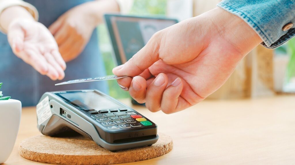 POS: Υποχρεωτικά σε ταξί, λαϊκές αγορές και δεκάδες ακόμη κλάδους από τον Ιανουάριο