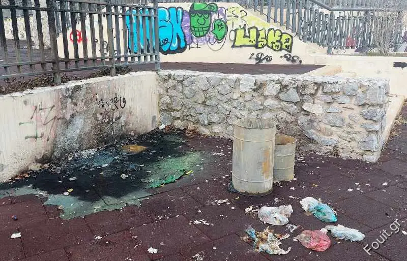 Καστοριά: βανδαλισμοί στην  παιδική χαρά, στο πάρκο Αγίου Νικάνορα (φωτογραφίες)