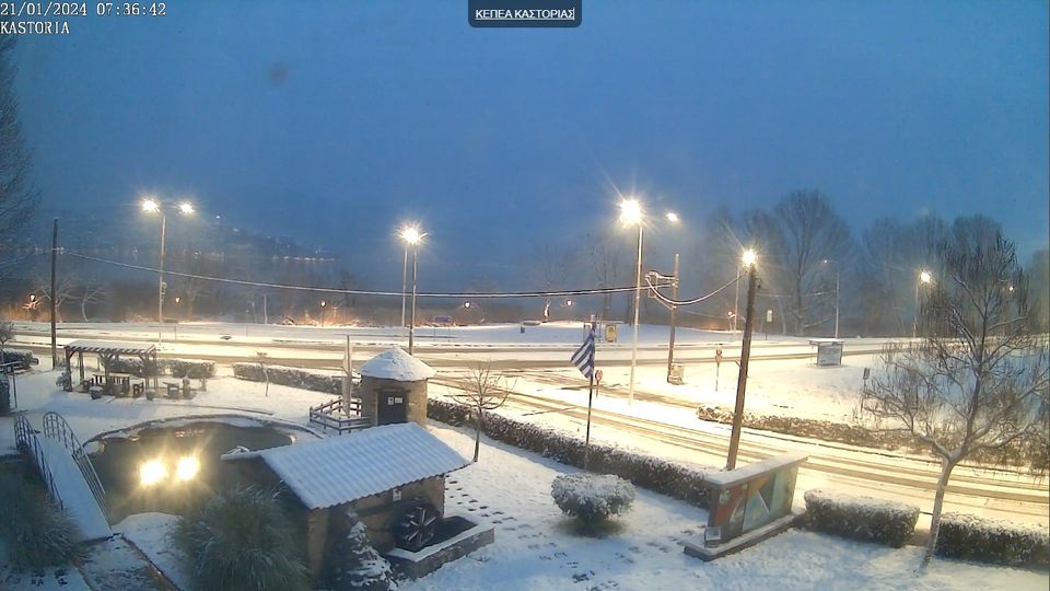 Το πρώτο χιόνι έντυσε στα λευκά την Καστοριά (φωτογραφίες – βίντεο)