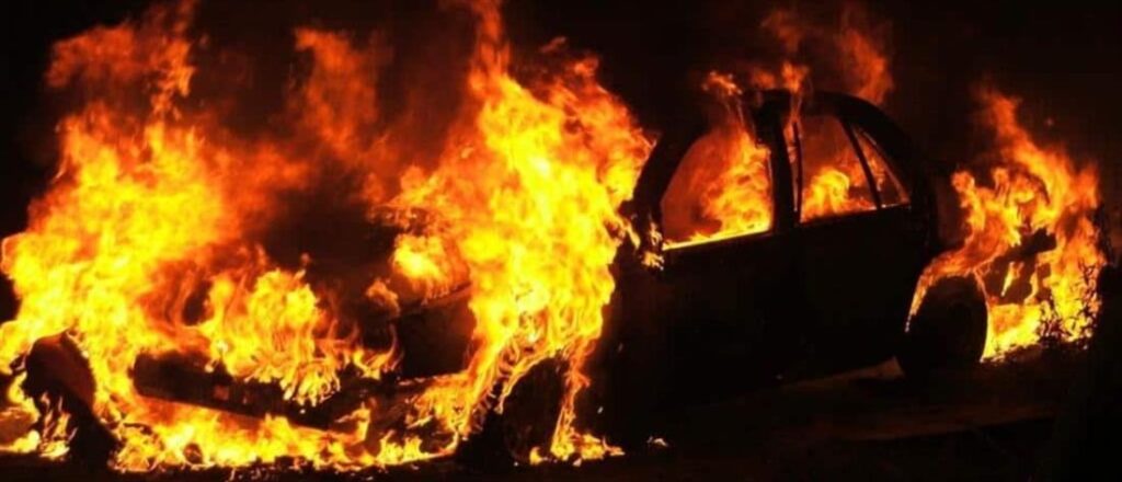 ΑΠΘ – Επεισόδια: Κουκουλοφόροι έκαψαν οχήματα (εικόνες)