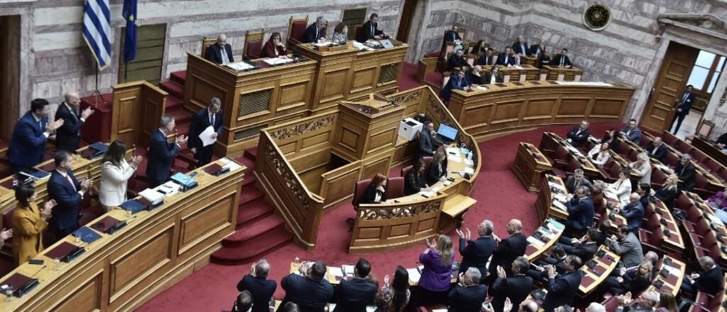 Ομοφυλα ζευγάρια – Βουλή: Τα ναι, τα όχι και οι αποχές από την ψηφοφορία