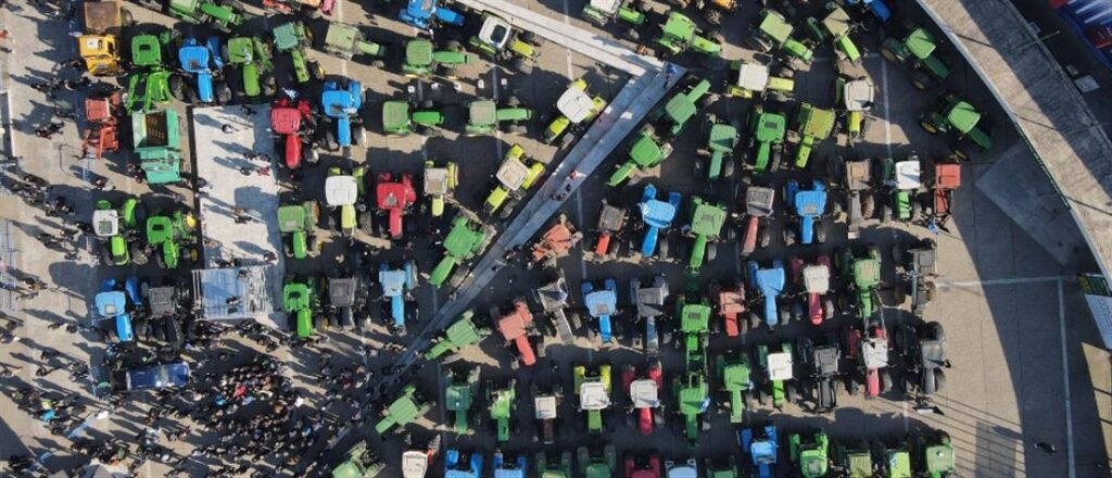 Αγρότες: Εκατοντάδες τρακτέρ έξω από την “Agrotica” – Νέα μέτρα θα ανακοινώσει ο Πρωθυπουργός