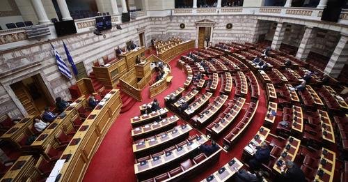 Γάμος ομόφυλων ζευγαριών: Τα «όχι» και οι αποχές από τη ΝΔ