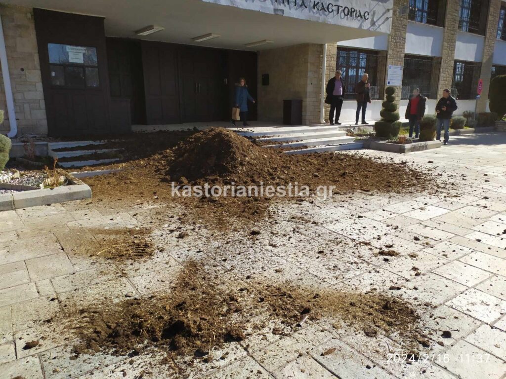 Καστοριά: Αγρότες έριξαν κοπριά στην είσοδο του κτηρίου της Αντιπεριφέρειας – Αποδοκίμασε ο Αντιπεριφερειάρχης Δ. Σαββόπουλος