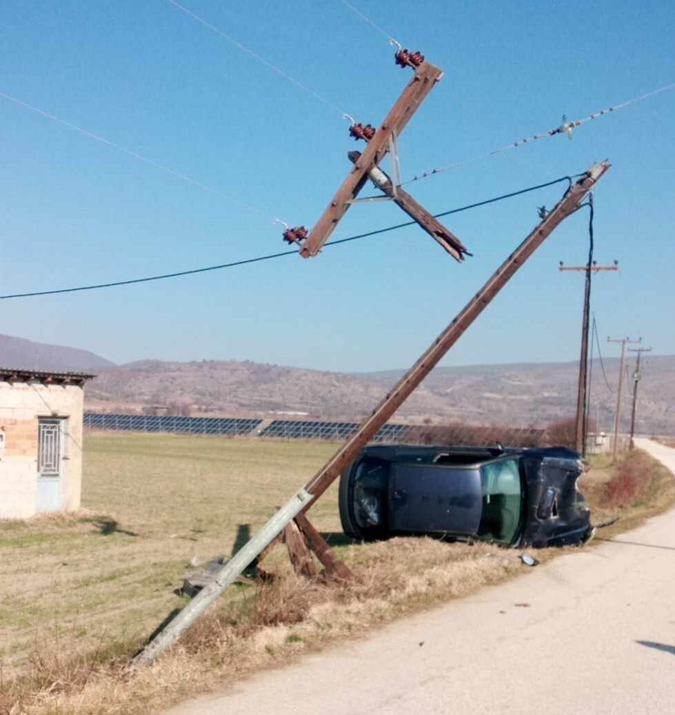 Αμύνταιο: Αυτοκίνητο έπεσε σε στύλο του ΔΕΔΔΗΕ (Φωτογραφίες)
