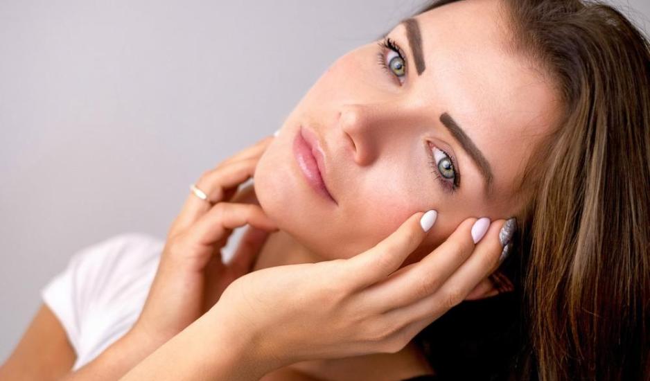 Κόψε χρόνια: Με αυτή την 3λεπτη θεραπεία που μπορείς να κάνεις μόνη στο σπίτι